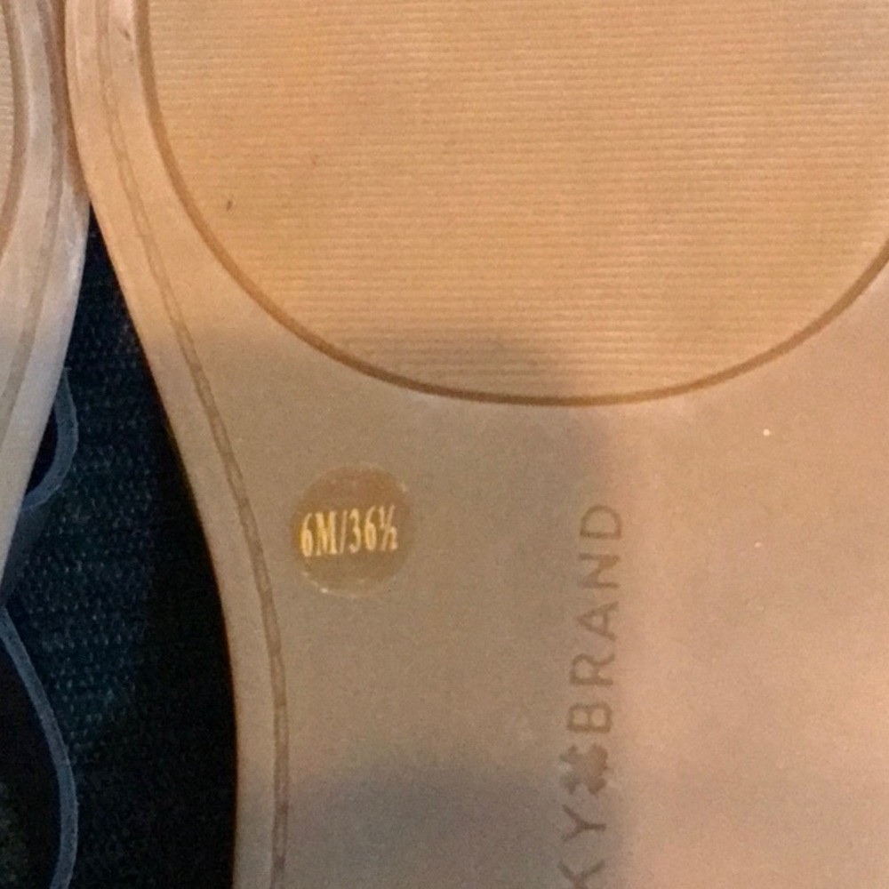 Lucky Brand Black Leather Strap Sandal - Picture 12 of 14